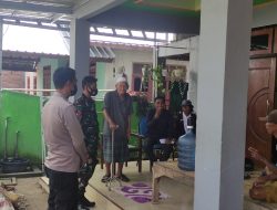 Kampanye Door To Door Calon Kades, Bhabinkamtibmas Manemeng Lakukan Monitoring