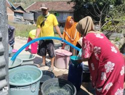 Amar-Nani Distribusi Air Bersih Untuk Warga Terdampak Kekeringan di Poto Tano
