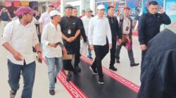 Tribun A Mendadak Bergemuruh! Jokowi dan Kaesang Muncul di MotoGP Mandalika, Penonton Berebut Foto